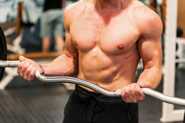 Yakın çekim gövde erkek atlet spor salonunda