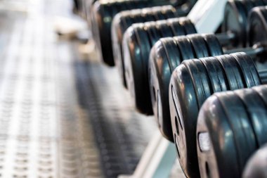 Birkaç siyah krom dambıl closeup görüntü