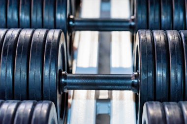 Birkaç siyah krom dambıl closeup görüntü