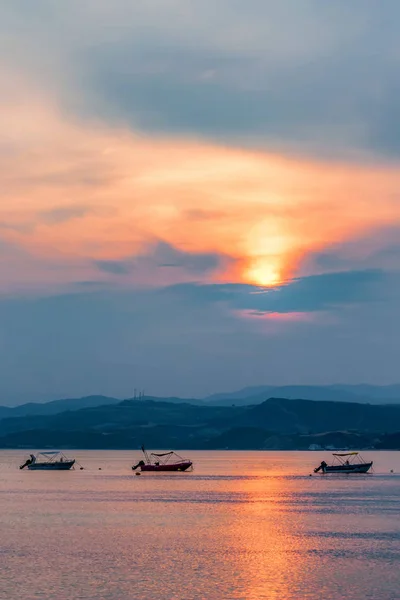 Вид на Средиземное море и лодки на закате в Халкидики, Греция . — стоковое фото