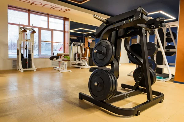 A modern edzőterem belső új fitness gépek — Stock Fotó