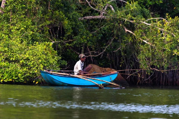 콜롬보, 스리랑카-7 12 월 2013: 스리랑카에서 강에 현지 어 부 — 스톡 사진