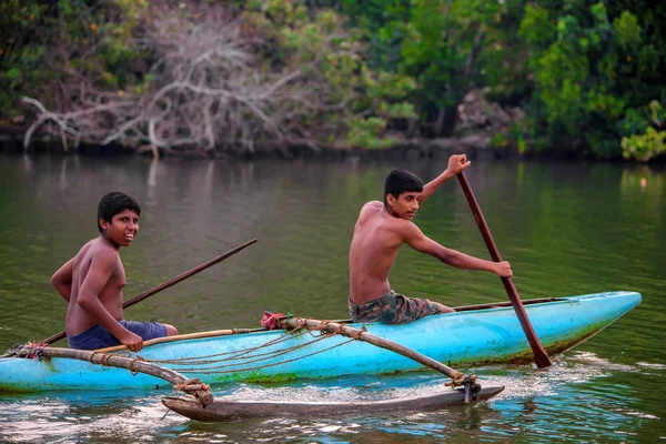 Colombo, Sri Lanka - 7 December 2013: lokale vissers in rivier in Sri Lanka — Stockfoto