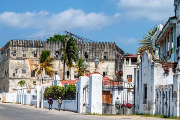 STONE TOWN, ZANZIBAR - 9 DE ENERO DE 2015: Calle de Stone Town en un día soleado — Foto de Stock