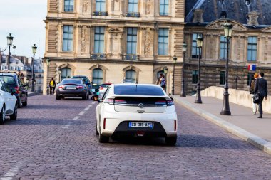 Paris, Fransa - 6 Haziran 2014: Opel Ampera araba sokakta Paris