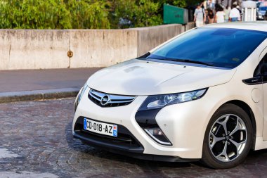 Paris, Fransa - 6 Haziran 2014: Opel Ampera araba sokakta Paris