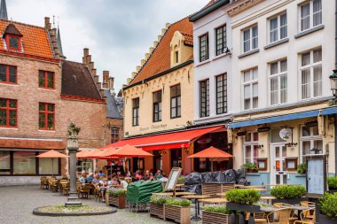 Bruges, Belçika - 10 Haziran 2014: Restoran sokakta Bruges