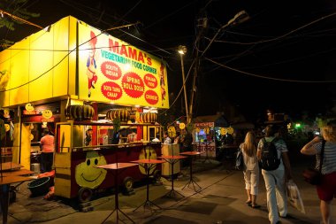 Agra, Hindistan - 8 Kasım 2017: İnsanlar akşam sokakta Agra, Hindistan