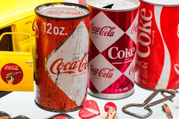 KULESHOVKA, RUSIA - 13 DE DICIEMBRE DE 2018: Antiguas latas de Coca-Cola en el museo — Foto de Stock