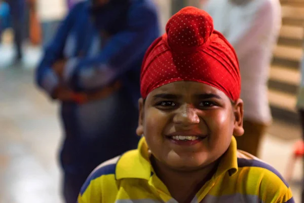 Агра, Сполучені Штати Америки - 8 листопада 2017: Портрет Індійська хлопчик посміхається — стокове фото