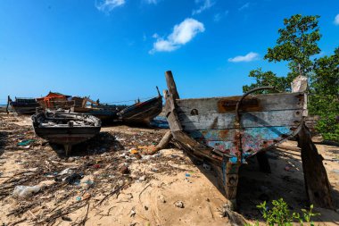 Zanzibar beach eski terk edilmiş tekneler ve çöp kutusu