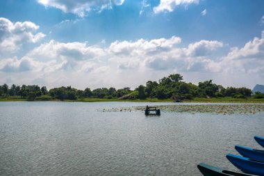 Yerel balıkçı nehir Sri Lanka uzak görünümünü