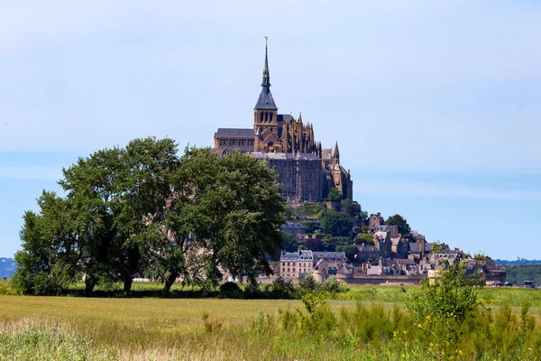 Schilderachtig uitzicht op Mont Saint-Michel op zonnige dag — Stockfoto