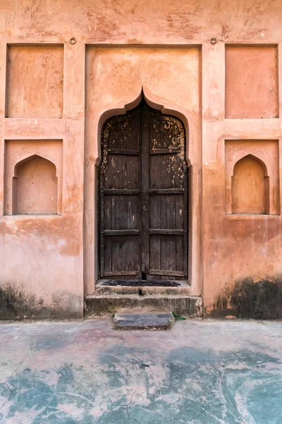 Ancient wooden door in Orchha Fort, India — Stock Photo, Image