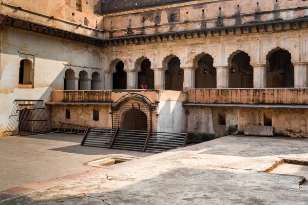 Вид на Jahangir-Махал або Раджа палац всередині Orchha Форт комплекс — стокове фото