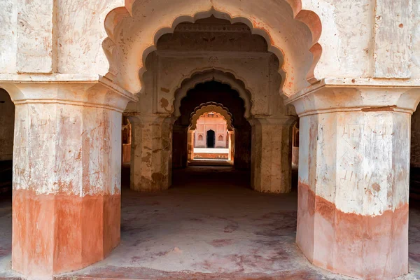 View through archway of Jahangir Mahal or Raja Palace Inside Orchha Fort Complex — Stock Photo, Image