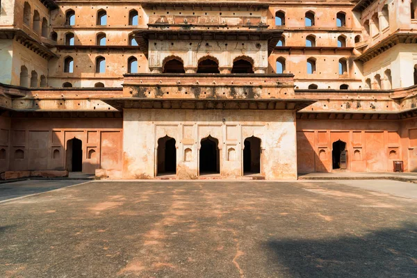 Вид на Jahangir-Махал або Раджа палац всередині Orchha Форт комплекс — стокове фото