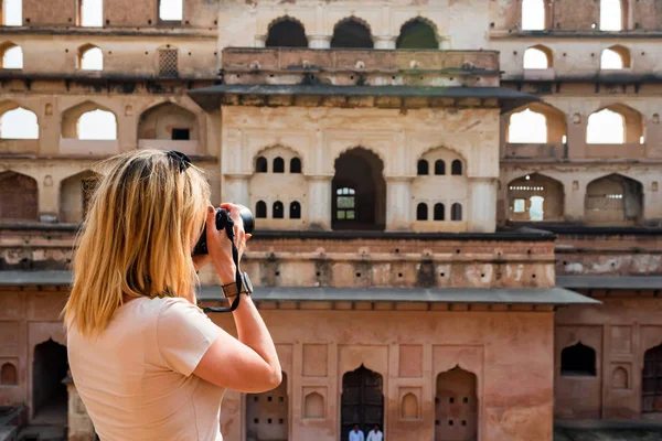 Mujer joven toma una foto de Jahangir Mahal en Orchha, India — Foto de Stock