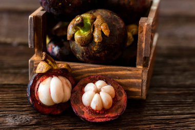 Ahşap kutusunda mangosten meyve yakın çekim