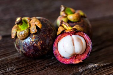 Mangosteen meyvesi ahşap masada. Yaklaş.