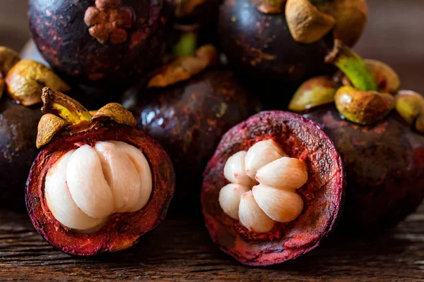 Mangosteen meyvesi ahşap masada. Yaklaş.