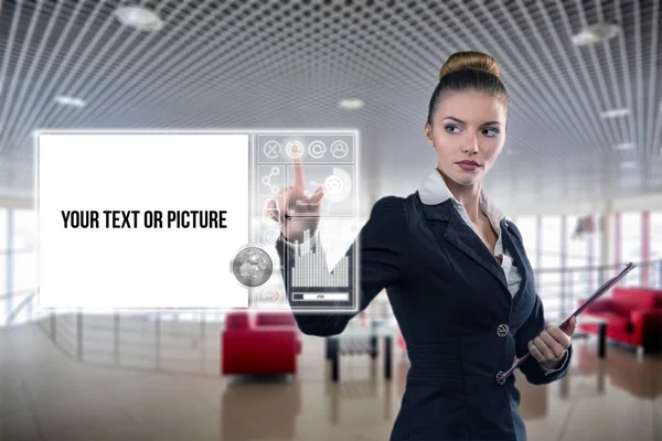 Unga affärskvinna arbetar med virtuellt grafiskt gränssnitt i futuristiska kontor Royaltyfria Stockfoton