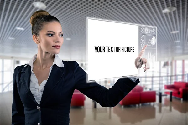 Młoda kobieta biznesu pracuje z wirtualnym interfejsem graficznym w futurystycznym biurze Obraz Stockowy