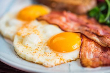 Sosis tabakta Yumurta, domuz pastırması ile typial Kahvaltı