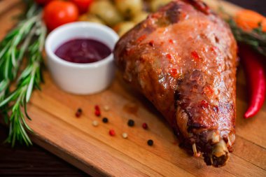 Kavrulmuş hindi filetosunu baharat, sebze ve reçel ile ahşap tahtada kapat.