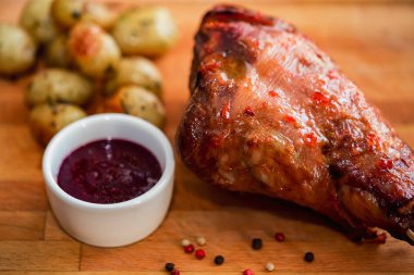 Kavrulmuş hindi filetosunu baharat, sebze ve reçel ile ahşap tahtada kapat.