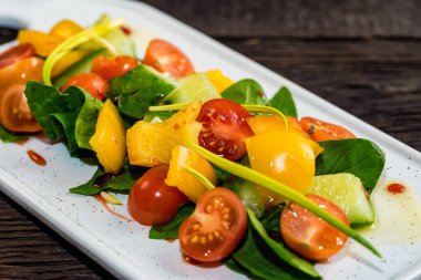 Beyaz tabakta lezzetli sağlıklı sebze salatası