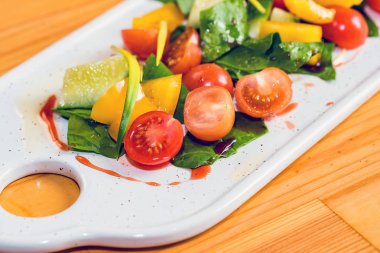 Beyaz tabakta lezzetli sağlıklı sebze salatası