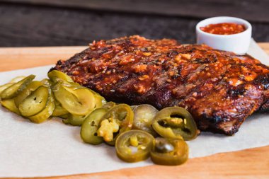 Kavrulmuş Domuz kaburga ile baharat, jalapeno ve ketçap ahşap tahta üzerinde kapatın