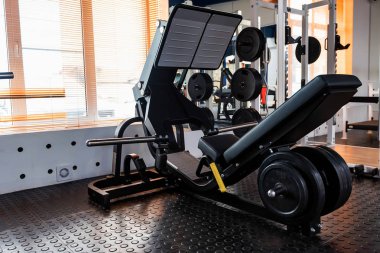 Boş bacak basın egzersiz makinesi, modern bir spor salonu