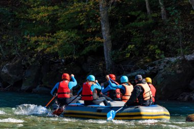 Turist grup gitmek rafting nehir arkadan görünüm