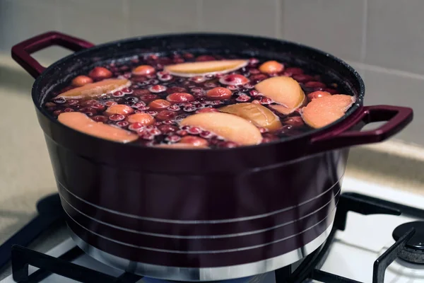Mulled wine with fruits in saucepan close up — Stock Photo, Image