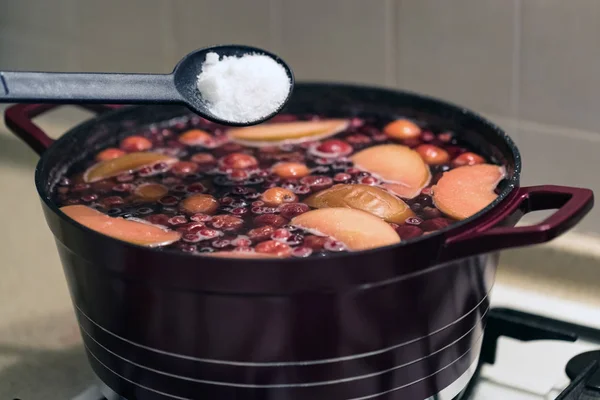 Ajouter du sucre au vin chaud avec des fruits dans une casserole fermer — Photo