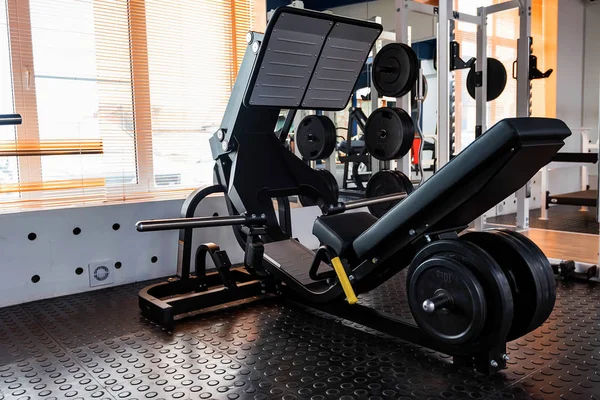 Máquina de ejercicio de prensa de pierna vacía en el gimnasio moderno —  Fotos de Stock