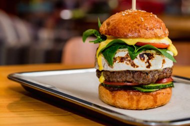 Tepside servis peynir ile uzun boylu lezzetli hamburger kadar yakın