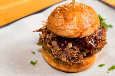 Kapatın lezzetli hamburgeri, kıyma tepside servis edin.