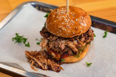 Kapatın lezzetli hamburgeri, kıyma tepside servis edin.