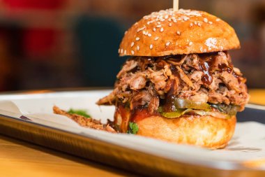 Kapatın lezzetli hamburgeri, kıyma tepside servis edin.