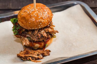 Kapatın lezzetli hamburgeri, kıyma tepside servis edin.