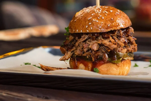 Cerrar sabrosa hamburguesa con carne picada servida en bandeja — Foto de Stock