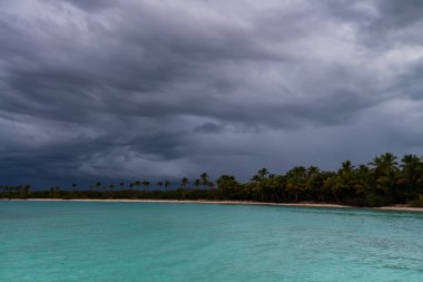 Su Dominik sahil uzak görünümünden bulutlu gün