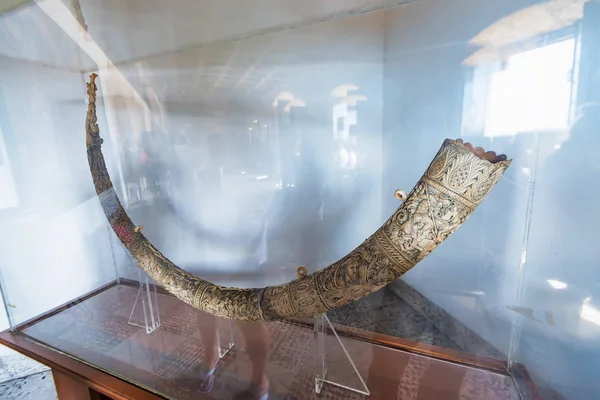Закройте рог из слоновой кости с резьбой, выставленной в музее — стоковое фото