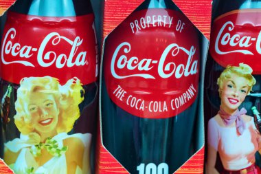 Kuleshovka, Rusya Federasyonu - 13 Aralık 2018: Hatıra Coca-Cola şişesi Müzesi'nde