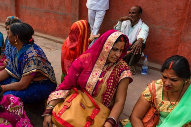 Agra, Hindistan - 8 Kasım 2017: Taj Mahal için sırada kimliği belirsiz Hintli kadın