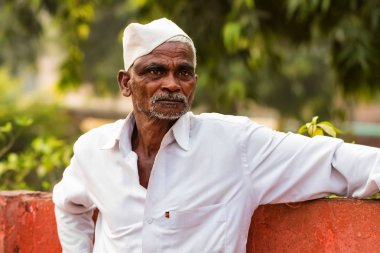 Delhi, Hindistan - 9 Kasım 2017: tanımlanamayan yaşlı Hintli adam açık havada duruyor