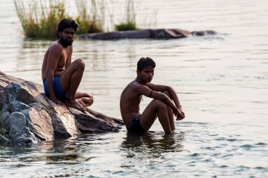 Orchha, Hindistan - 9 Kasım 2017: kimliği belirsiz Hint erkekler Betwa nehirde banyoları